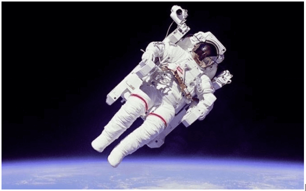 astronauta en caída libre con mochila propulsora